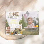 Shiny One Happy Camper Bären Foto Junge 1. Geburts Folieneinladung<br><div class="desc">Fügen Sie Ihren Geburtstagsfeierlichkeiten Glanz mit Goldfolie, Silber oder Rose! Dieser klassische und zeitlose Metallic-Stil wird Ihren Einladungen sicher noch ein weiteres Level hinzufügen. Machen Sie Ihren kleinen Jungen 1. Geburtstag unvergesslich mit diesem charmanten "One Happy Camper" Party Custom Foto Einladung Design! Die skurrile Aquarell-Abbildung zeigt einen Bären, der auf...</div>