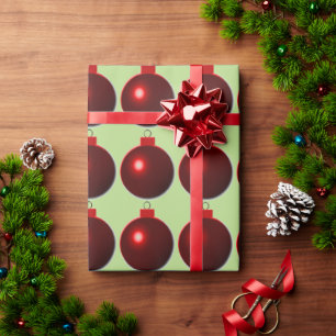 Shiny Red Ball Frohe Weihnachtsschmuck auf Grün Geschenkpapier