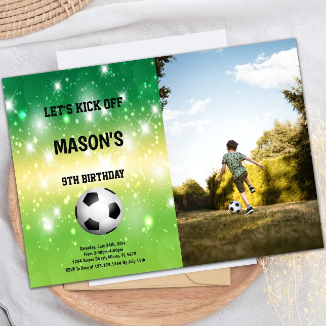 Shiny Soccer Party Einladung (Ball in Center Shine Soccer Birthday Photo Invitation)