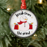 Shopping Snowman BFTG Ornament<br><div class="desc">Ein spielerisches und festliches "Break from the Grind" Ornament mit einem Snowman,  der Einkaufstaschen trägt. Dieses Design spiegelt den Urlaubssinn wider und schlägt eine lustige und entspannende Shoppingtour vor,  um dem Alltag zu entkommen.</div>