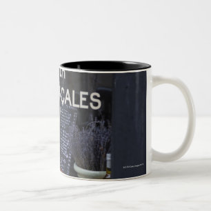 Show-Fenster und Wein Zweifarbige Tasse
