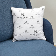 Show-Room mit White Business Logo