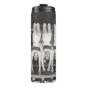 Showgirls an Reckstangen, spielerisches Design. Thermosbecher