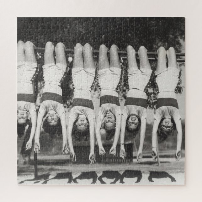 Showgirls auf Affenbars, spielerisches Design. (Vertikal)