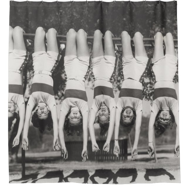 Showgirls auf Affenbars, spielerisches Design. Duschvorhang (Vorderseite)