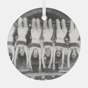 Showgirls auf Affenbars, spielerisches Design. Ornament Aus Glas