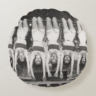 Showgirls auf Affenbars, spielerisches Design. Rundes Kissen