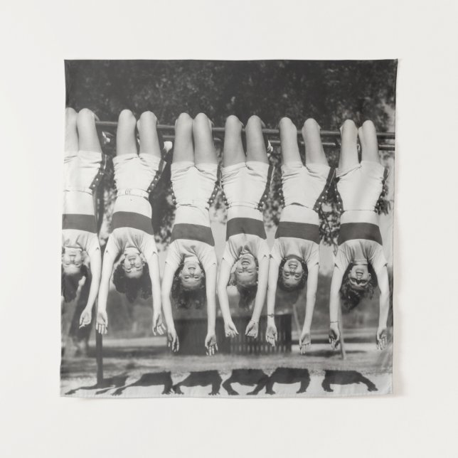 Showgirls auf Affenbars, spielerisches Design. Wandteppich (Vorderseite)