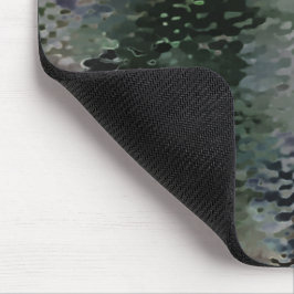 Showy Scaly Plaques, die über dunklen Fonds schwim Mousepad