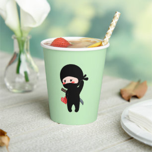 Shy Blushing Ninja Holding Origami Paper Heart Grn Pappbecher