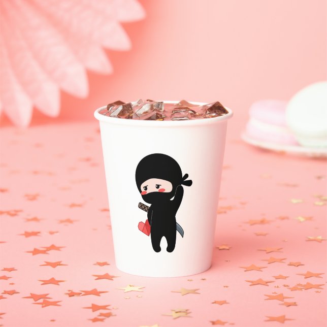 Shy Blushing Ninja Holding Origami Paper Heart Pappbecher (Insitu)