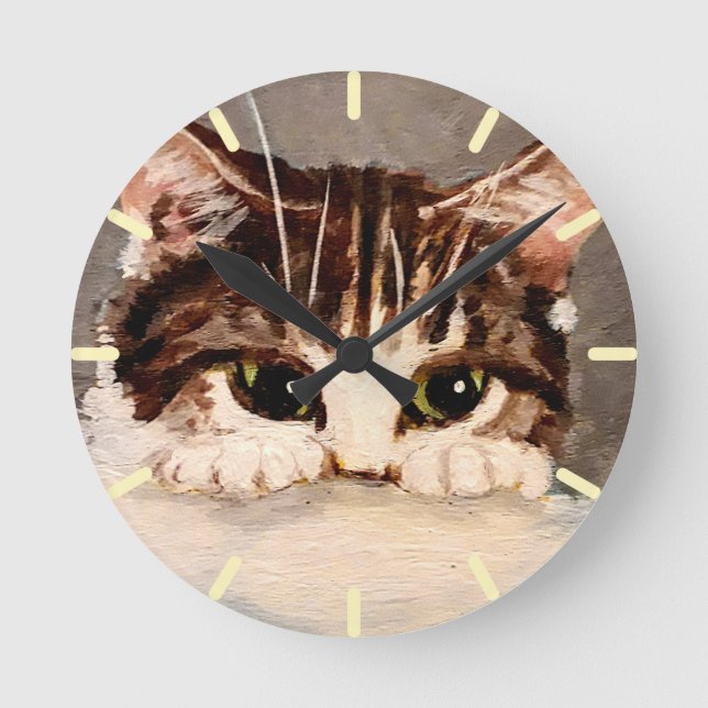 Shy & Curious Tabby Kitten Runde Wanduhr (Vorderseite)