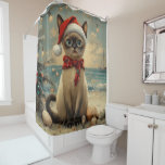 Siamese Cat Christmas Vintag Beach Duschvorhang<br><div class="desc">Bringen Sie die Wärme der Ferien an die Küste mit diesem charmanten, Vintag inspirierten Design mit einer festlichen Katze, die auf einem ruhigen Strand sitzt. Mit einer klassischen Touch nostalgischer Töne und Küstenstöcke erweckt dieses Kunstwerk den Zauber der Weihnachtszeit am Meer. Dieses Design ist perfekt für den gelungenen Urlaub geeignet...</div>