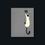 Siamese Cat hanging on | Funny Cat Leinwanddruck<br><div class="desc">Wild und Crazy Siamese Cat Holding mit Claws. Mit dieser lustigen Kitty-Liebhaber-Kunst verleihen Sie Ihrem Wohnraum etwas Spaß. Ein originelles Design ©Jenn Kay.</div>