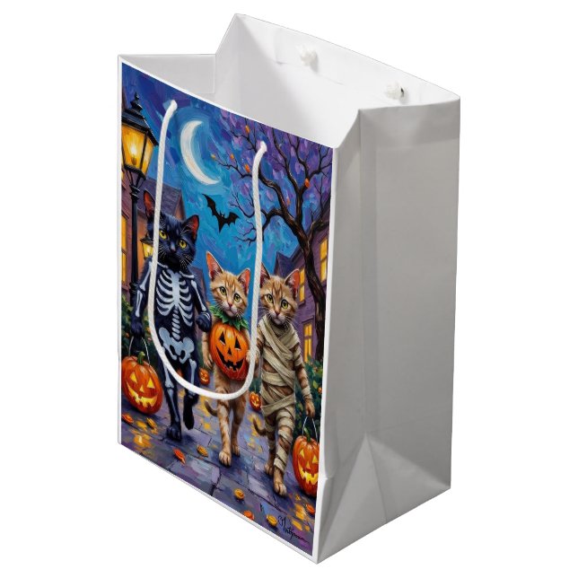 Siamese Cats Trick-or-Treating Halloween Costumes Mittlere Geschenktüte (Vorderseite Schrägansicht)
