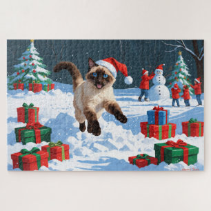 Siamese-Katze läuft im Schnee mit Weihnachtsmütze