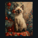 Siamese Kitten Christmas Vintag Cat Poster<br><div class="desc">Vintages Weihnachtsposter mit einem zauberhaften siamesischen Kätzchen mit festlicher Kulisse und einem klassischen Weihnachtsbaum. Ideal,  um jedem Raum seinen Charme und Wärme zu verleihen.</div>