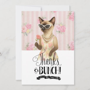 Siamesische Katze hält rosa Rosenblume Dankeskarte