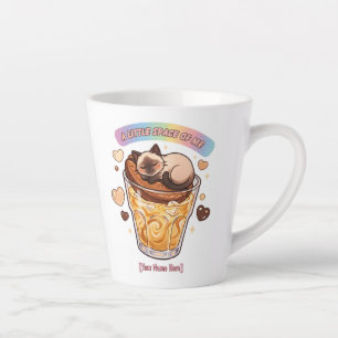 Siamesische Katze schläft auf Kaffee Glas Ästhetik Milchtasse