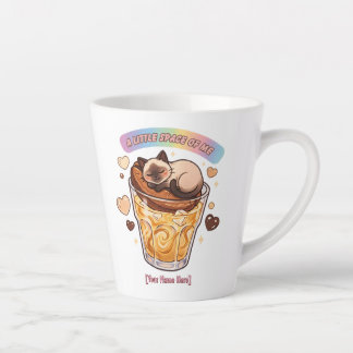 Siamesische Katze schläft auf Kaffee Glas Ästhetik Milchtasse