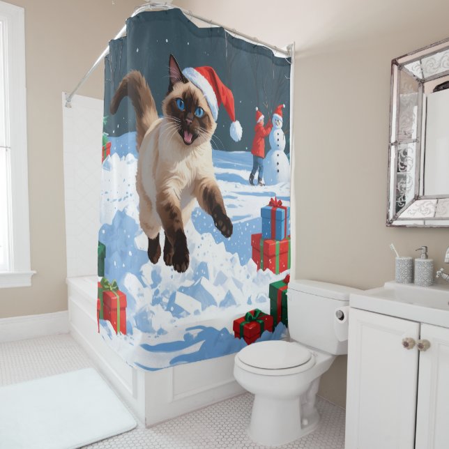 Siamische Katze läuft im Schnee mit Weihnachtsmütz Duschvorhang (Beispiel)