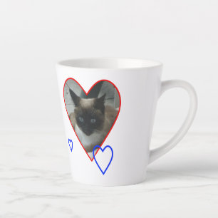Siamkatze in Herzkruste. Tasse