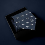Siberian Husky Hunde Muster Mit Monogramm Krawatte<br><div class="desc">Fügen Sie Ihrem Kleiderschrank einen Hauch von kaninischem Charme mit unserem Siberischen Husky-Hunde-Muster Mit Monogramm Neck Tie hinzu! Personalisieren Sie es mit Ihren Initialen für eine Touch der Einzigartigkeit. Ideal für Hundeliebhaber und formelle Anlässe gleichermaßen! Fun Sibirische Husky-Hunde-Muster auf klassisch marineblau-blauem Hintergrund. Personalisieren Sie mit einem Monogramm, um das perfekte...</div>