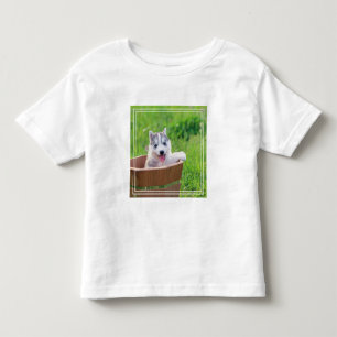 Siberischer Husky-Welpe in einer Hülle Kleinkind T-shirt