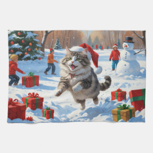 Sibirische Katze läuft im Schnee mit Weihnachtsmüt Geschirrtuch