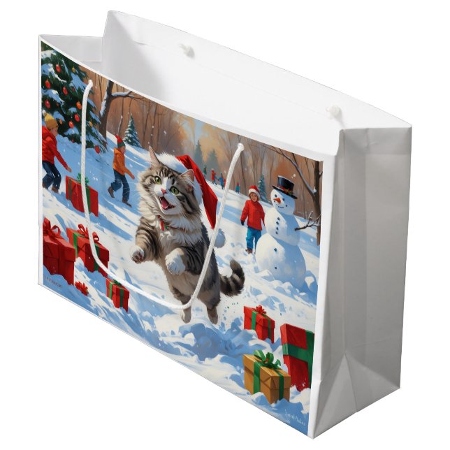 Sibirische Katze läuft im Schnee mit Weihnachtsmüt Große Geschenktüte (Vorderseite Schrägansicht)