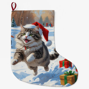 Sibirische Katze läuft im Schnee mit Weihnachtsmüt Großer Weihnachtsstrumpf