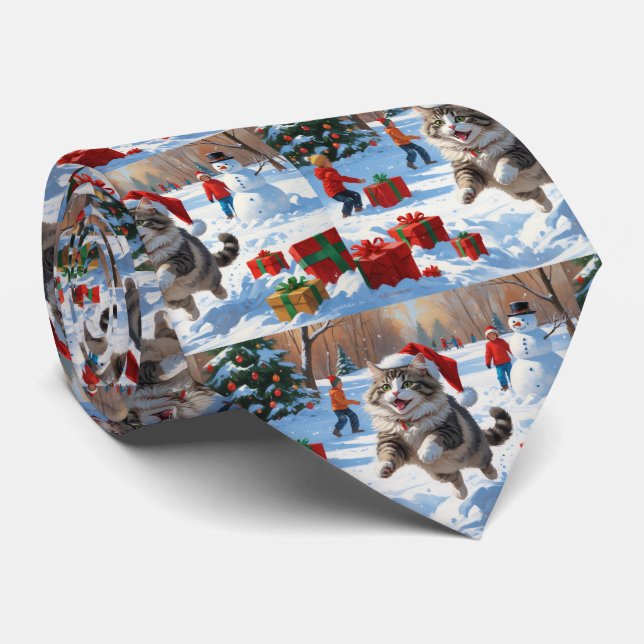 Sibirische Katze läuft im Schnee mit Weihnachtsmüt Krawatte (Gerollt)