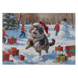 Sibirische Katze läuft im Schnee mit Weihnachtsmüt Schneidebrett