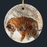 Sibirische Tigermutter und Kitten Keramik Ornament<br><div class="desc">Schöne Mutter und Tiger im Winter Schnee Wunderland</div>