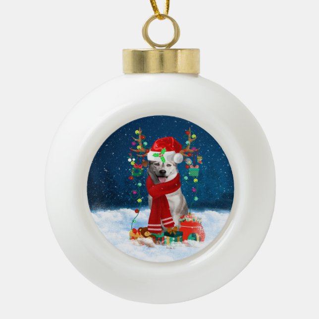 Sibirischer Husky-Hund mit Weihnachtsgeschenken Keramik Kugel-Ornament (Vorderseite)