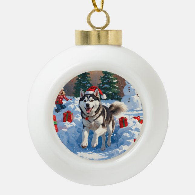 Sibirischer Husky läuft im Schnee mit Weihnachtsmü Keramik Kugel-Ornament (Vorderseite)