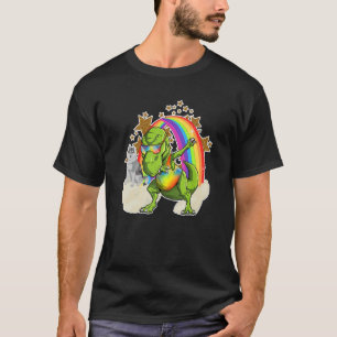 Sibirischer Husky reitet Regenbogenwolken neben Da T-Shirt
