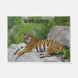 Sibirischer Tiger Relaxen auf einem Felsen Fußmatte