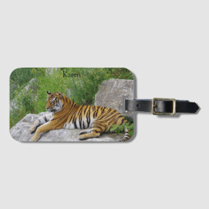 Sibirischer Tiger ruht sich auf einem Felsen aus Gepäckanhänger