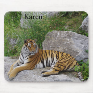 Sibirischer Tiger ruht sich auf einem Felsen aus Mousepad