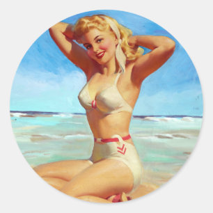 Sich auf dem Strand sonnen Pin Up Runder Aufkleber