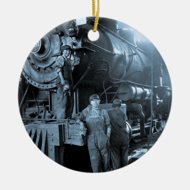 Sich fortbewegender DamenRoundhouse Rosies Erster Keramikornament (Vorne)