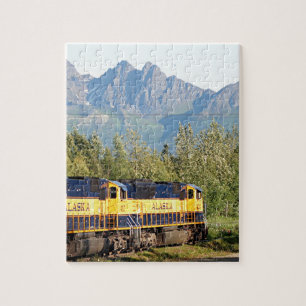 Sich fortbewegender Motor u. Berge Alaska-Eisenbah