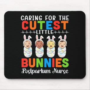 Sich um die süßesten kleinen Kaninchen postpartum  Mousepad