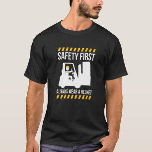 Sicher zuerst immer einen Helm-Gabelstapler tragen T-Shirt