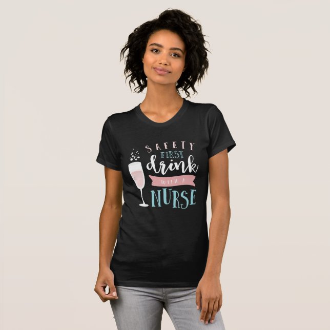 Sicherheit erste, Getränk mit einer T-Shirt (Vorne ganz)