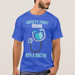 Sicherheit ersten Drink mit einem Arzt Funny Docto T-Shirt