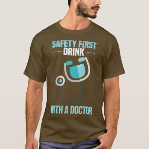 Sicherheit ersten Drink mit einem Arzt Funny Docto T-Shirt