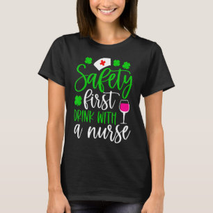 Sicherheit Erster Drink mit einem Krankenwagen Kle T-Shirt