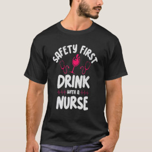 Sicherheit Erster Drink mit einer Krankenschwester T-Shirt